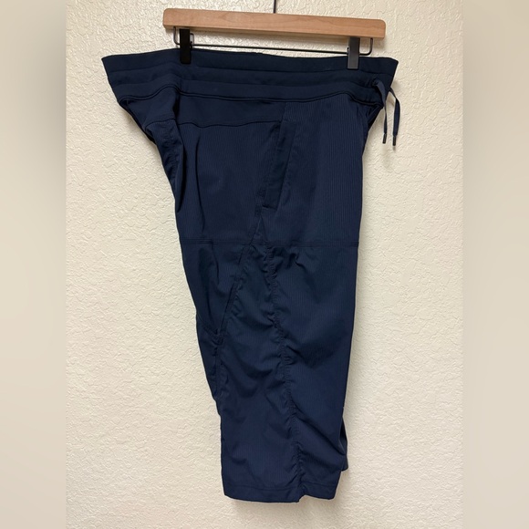🍋 LULULEMON Studio Crop Pants (See Measurements) - Picture 6 of 16